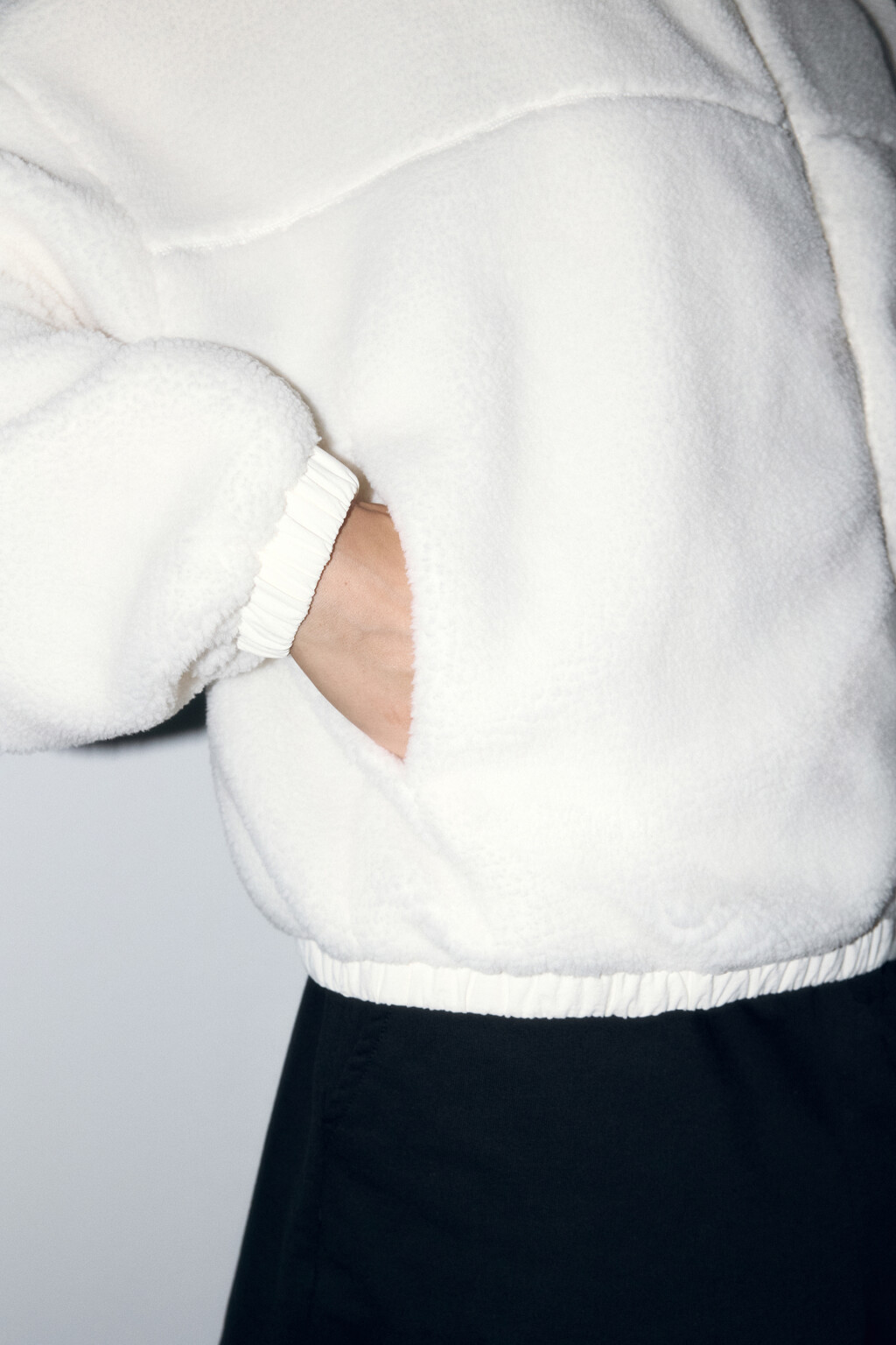 Куртка-бомбер с меховой фактурой - цвет молочный - 7