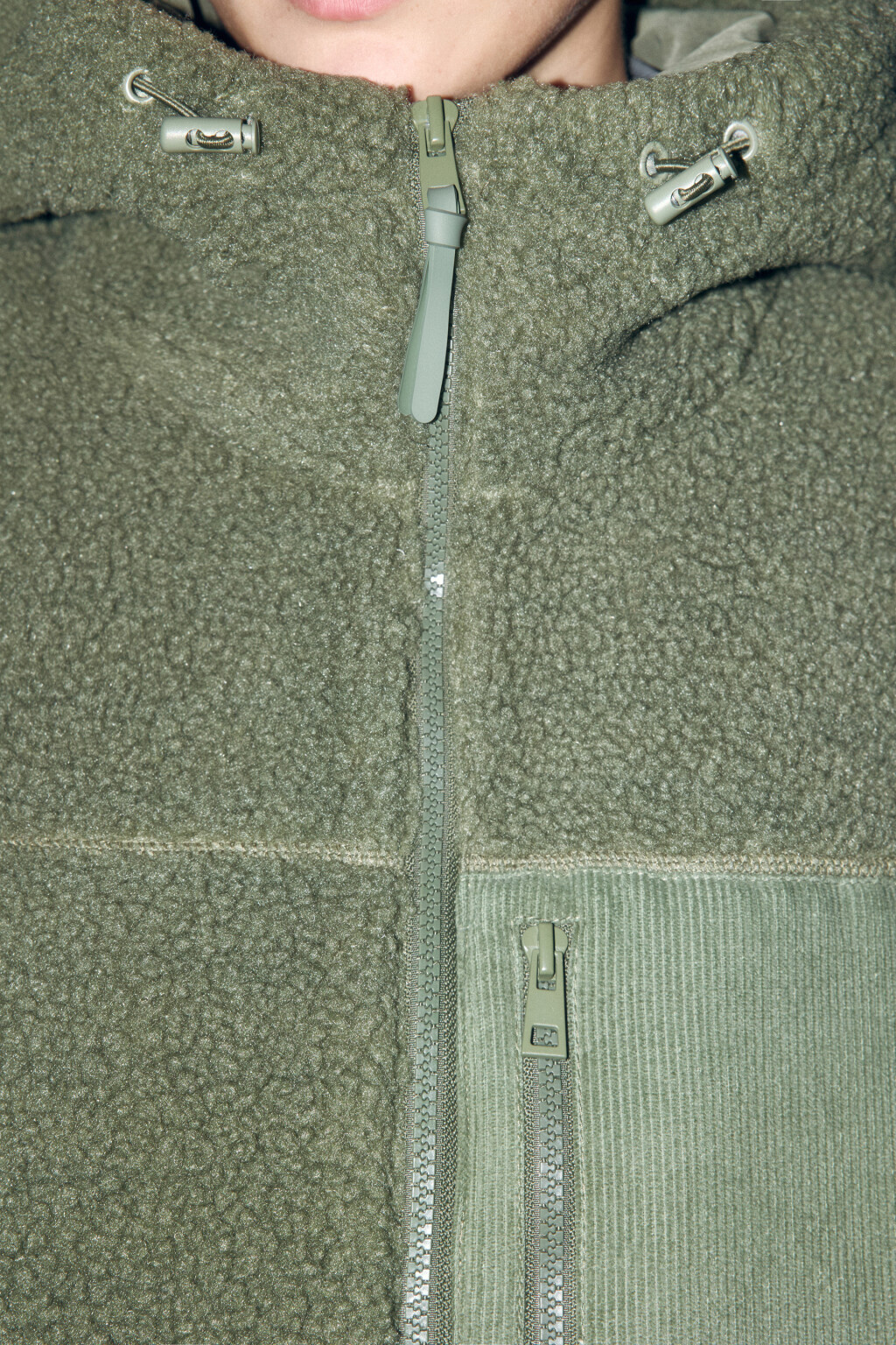 Куртка из искусственного меха с вельветовыми карманами - цвет зеленый - 7