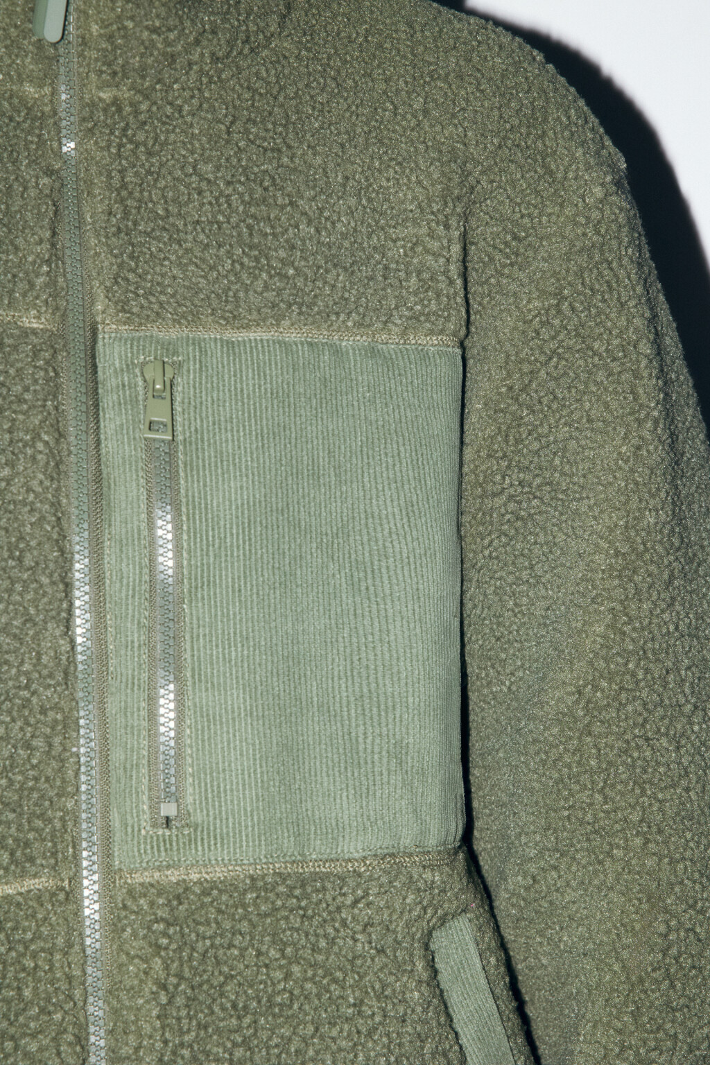 Куртка из искусственного меха с вельветовыми карманами - цвет зеленый - 8