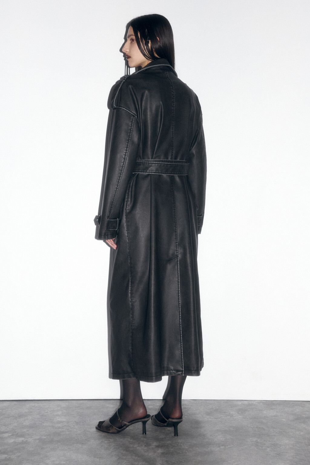 Плащ-тренчкот oversize с состаренным эффектом - цвет черный - 6