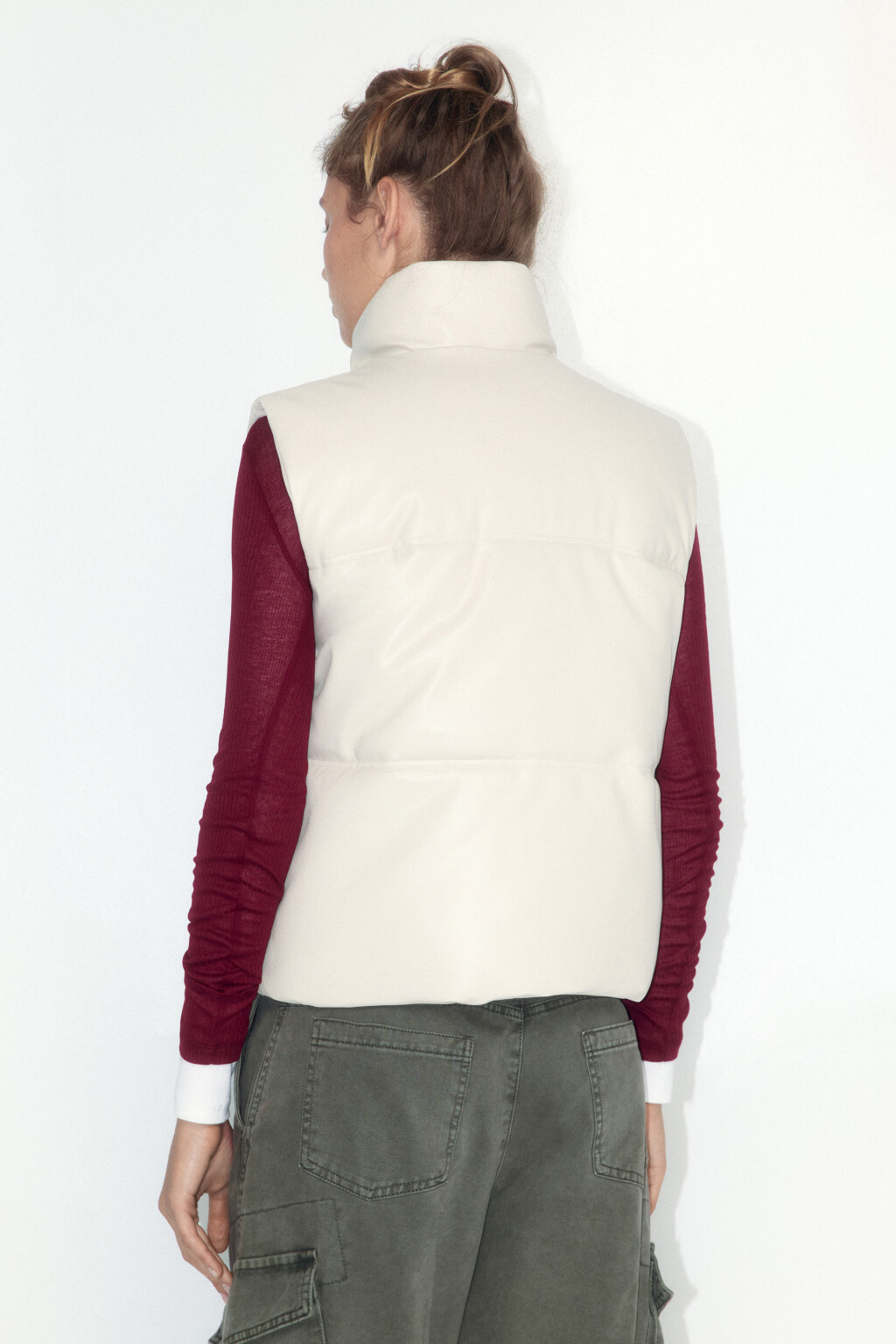 Жилет из искусственной кожи с утеплителем - цвет молочный - 4