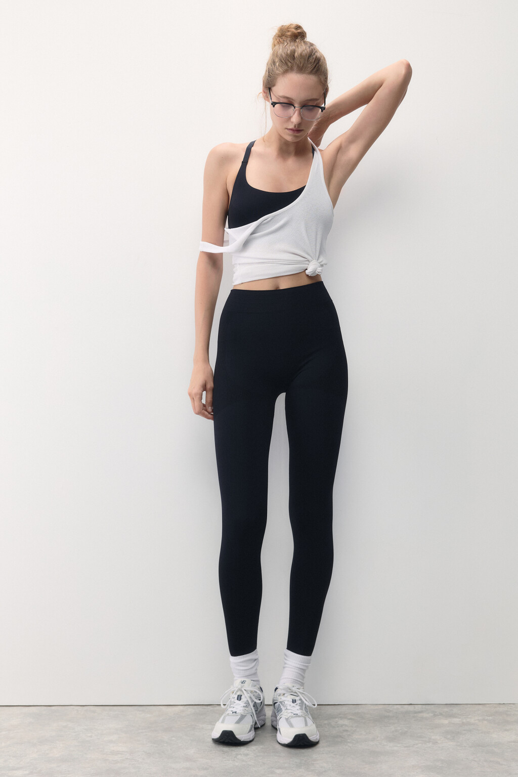 Леггинсы спортивные бесшовные с рельефами - цвет черный - 2
