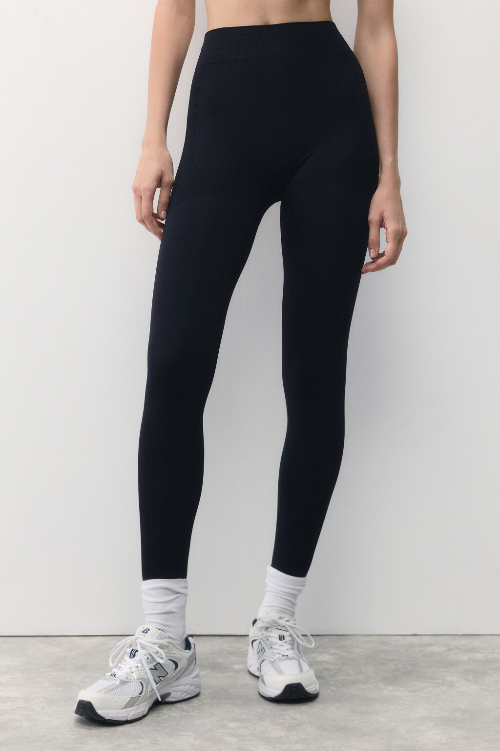 Леггинсы спортивные бесшовные с рельефами - цвет черный - 3