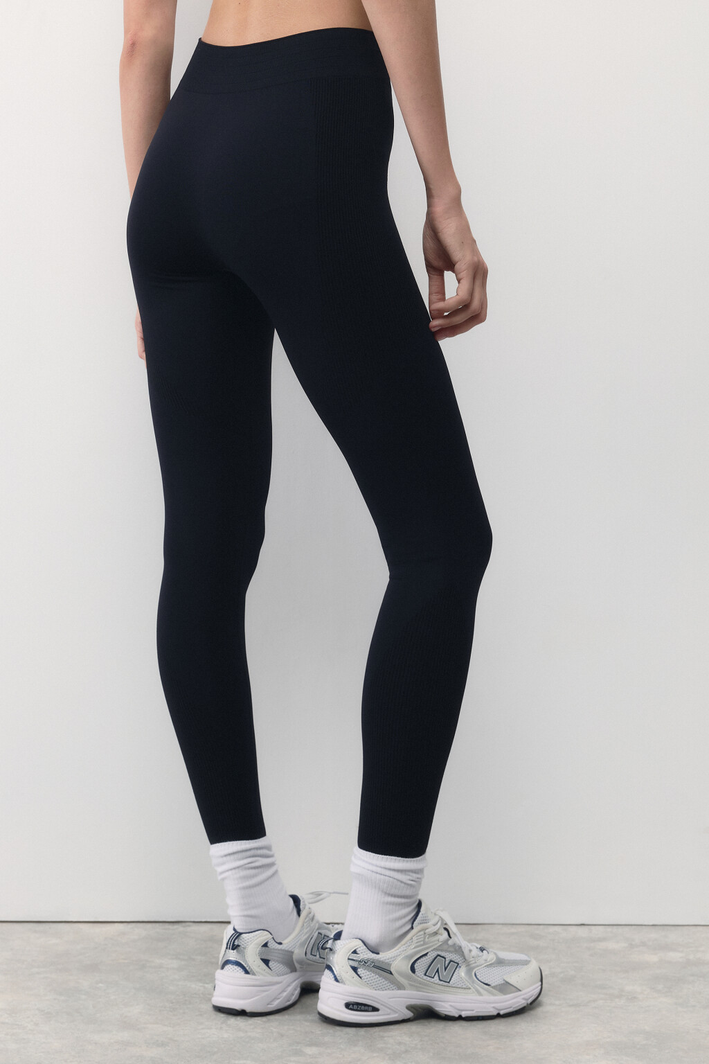 Леггинсы спортивные бесшовные с рельефами - цвет черный - 5