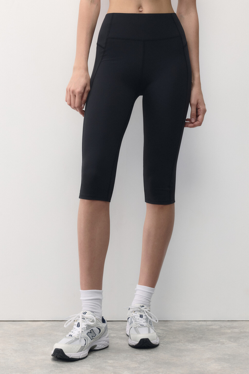 Леггинсы-капри спортивные со средней посадкой - цвет черный - 2
