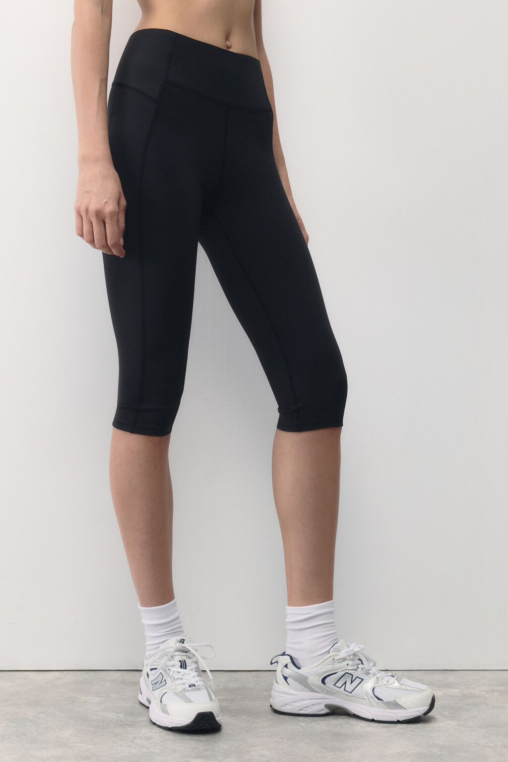 Леггинсы-капри спортивные со средней посадкой - цвет черный - 3