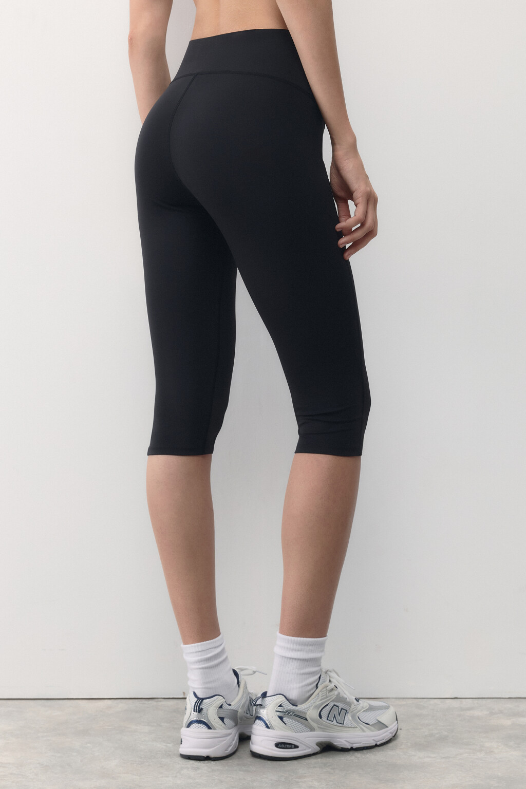 Леггинсы-капри спортивные со средней посадкой - цвет черный - 4