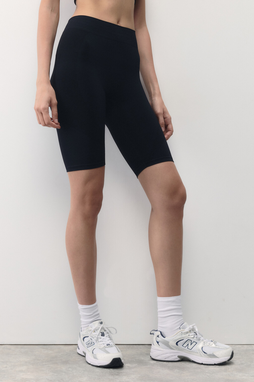 Шорты-велосипедки бесшовные с рельефами - цвет черный - 4