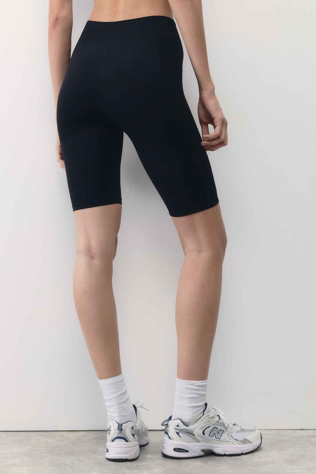 Шорты-велосипедки бесшовные с рельефами - цвет черный - 5