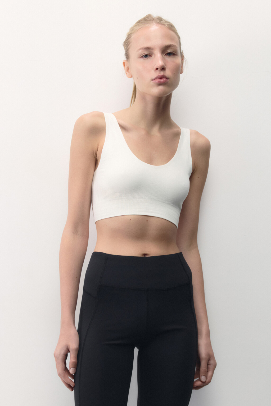 Топ-бюстгальтер спортивный на широких бретелях - цвет ванильный - 2