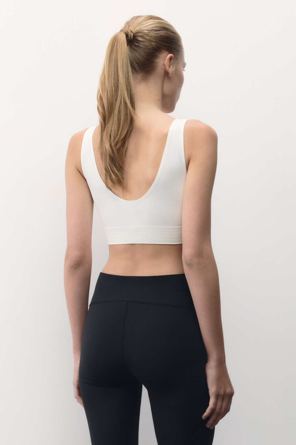 Топ-бюстгальтер спортивный на широких бретелях - цвет ванильный - 4