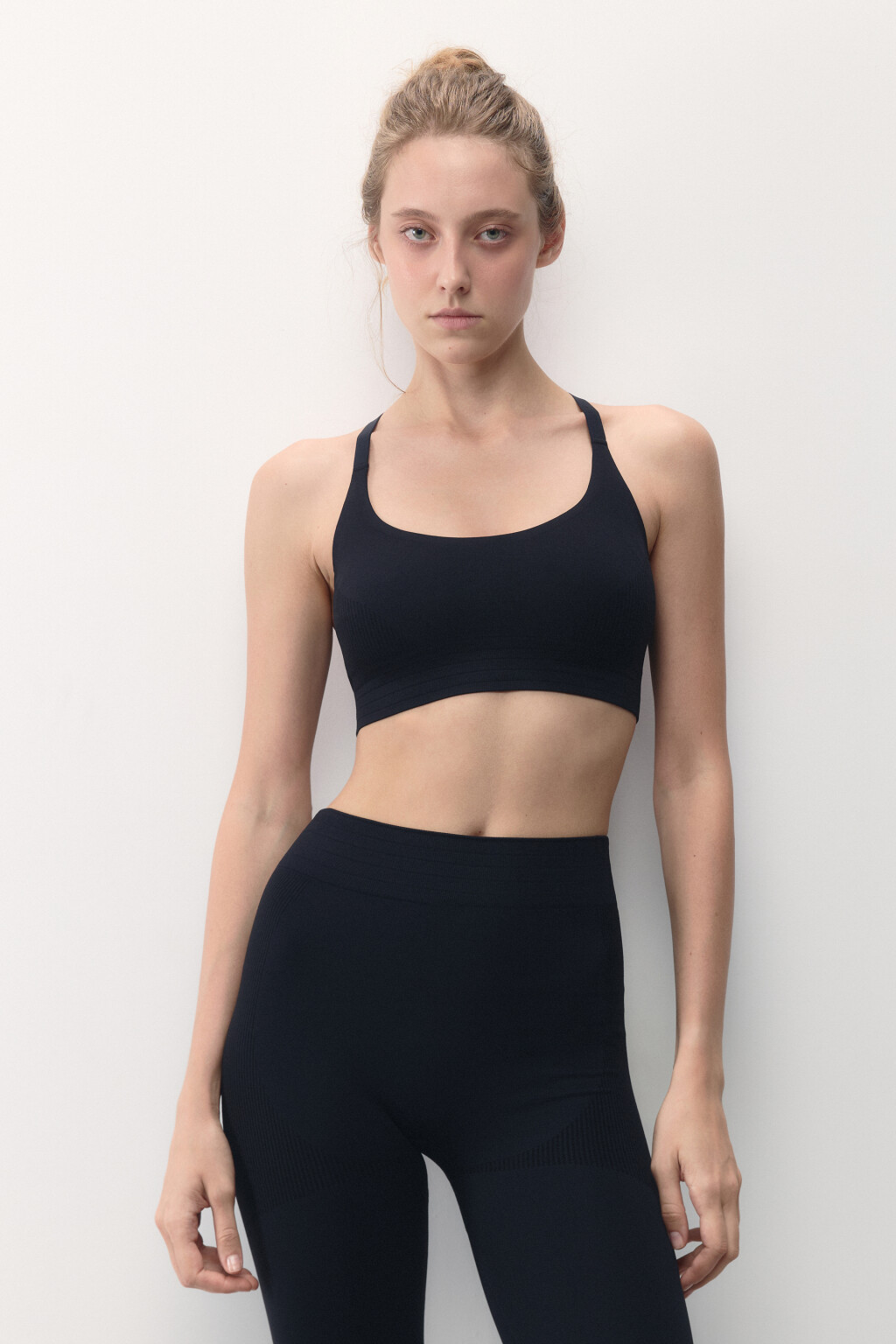 Топ спортивный с перекрещенными бретелями - цвет черный - 3