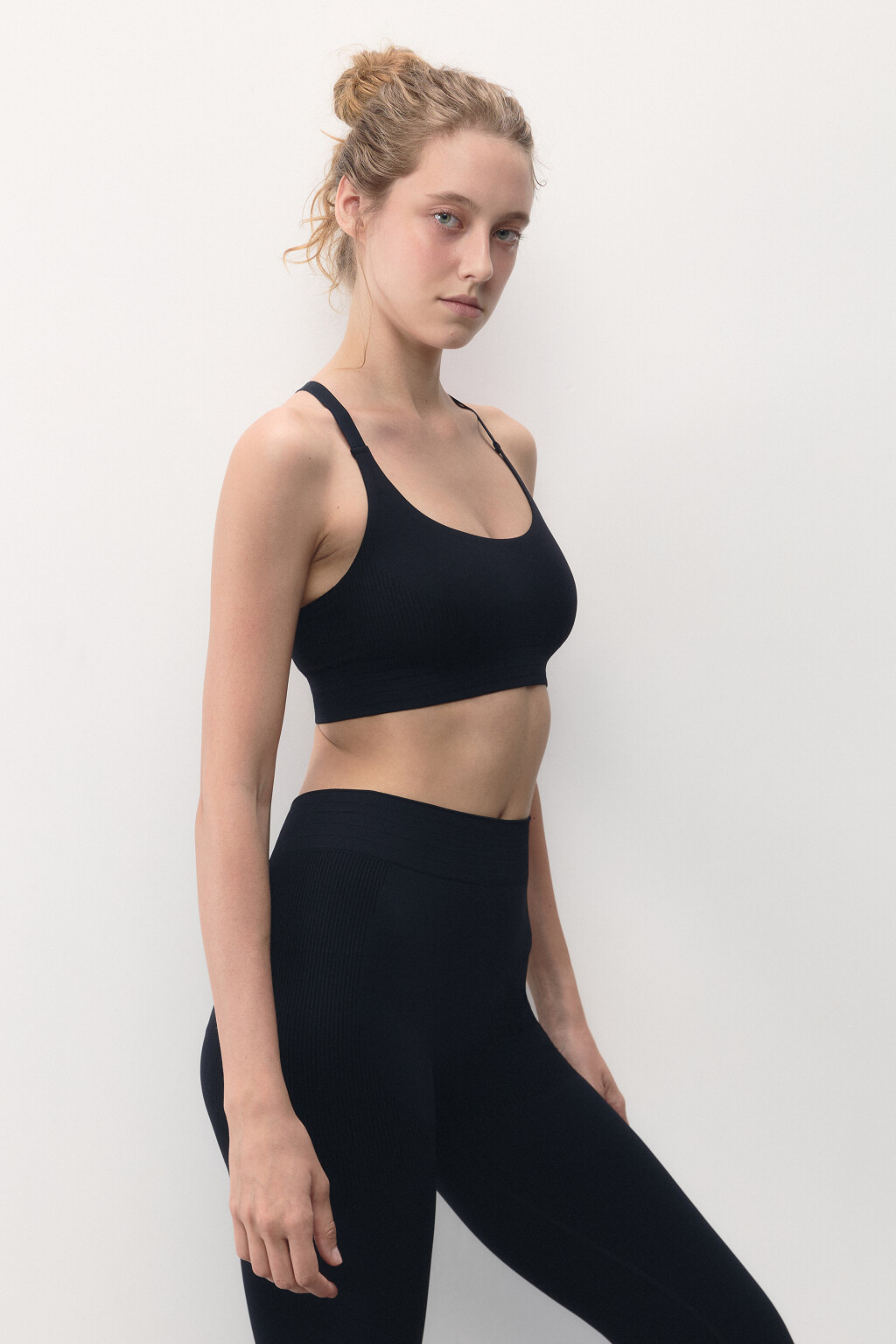 Топ спортивный с перекрещенными бретелями - цвет черный - 4