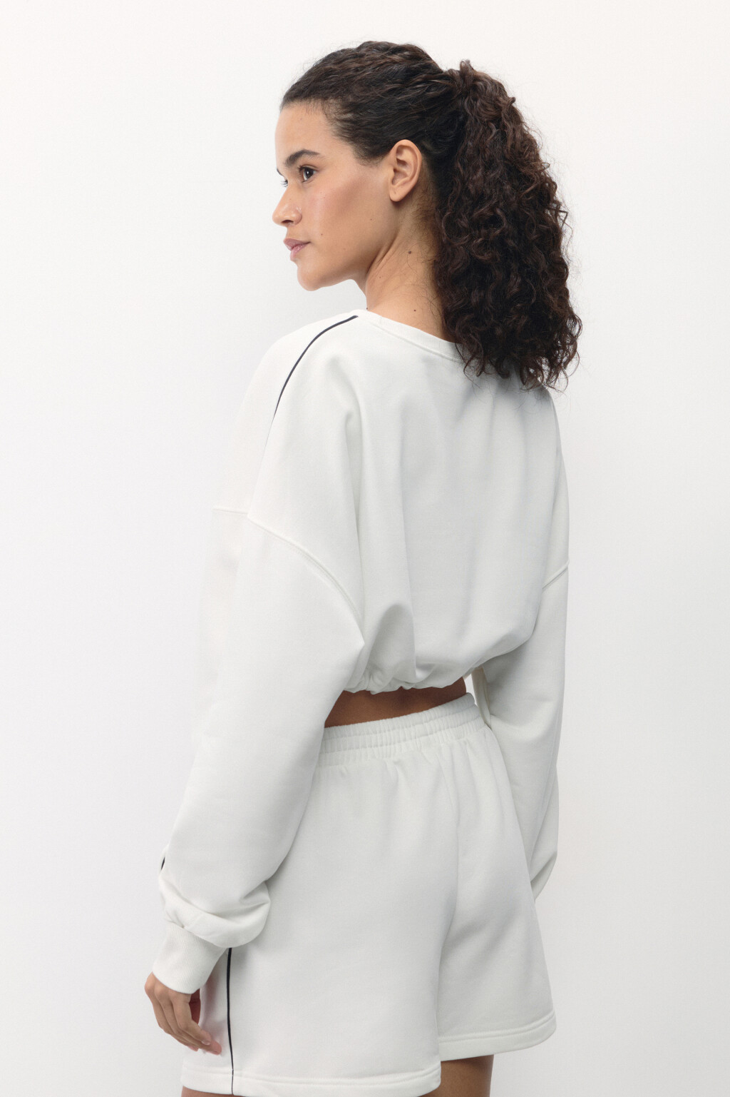 Свитшот спортивный укороченный из футера - цвет ванильный - 5