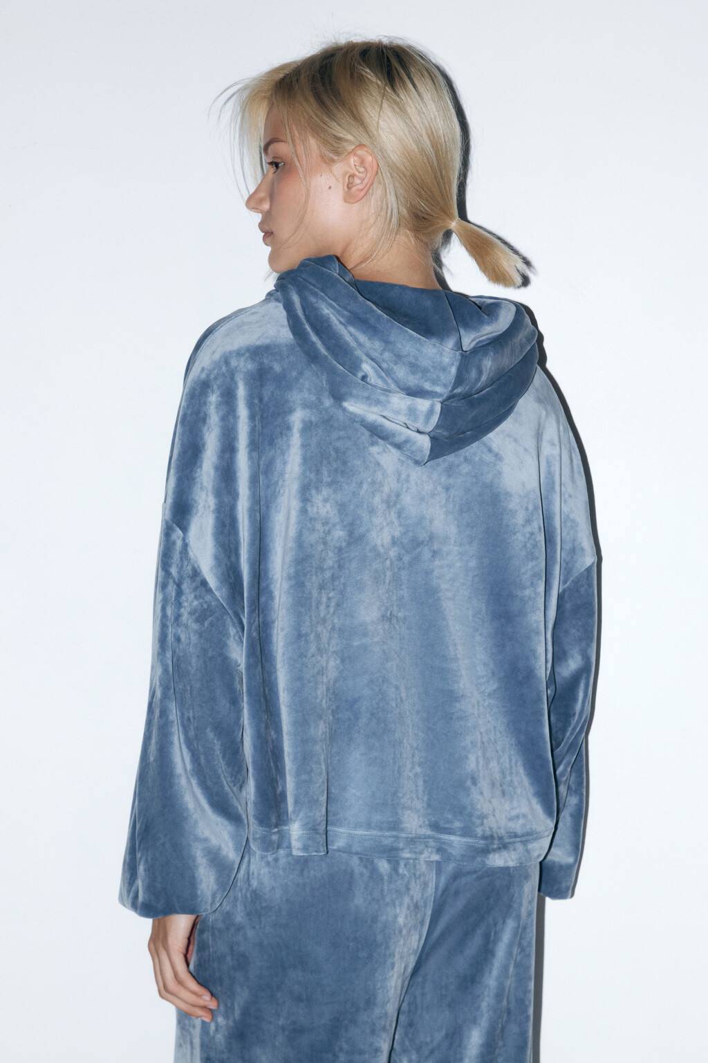 Толстовка домашняя с бархатной фактурой - цвет голубой - 4