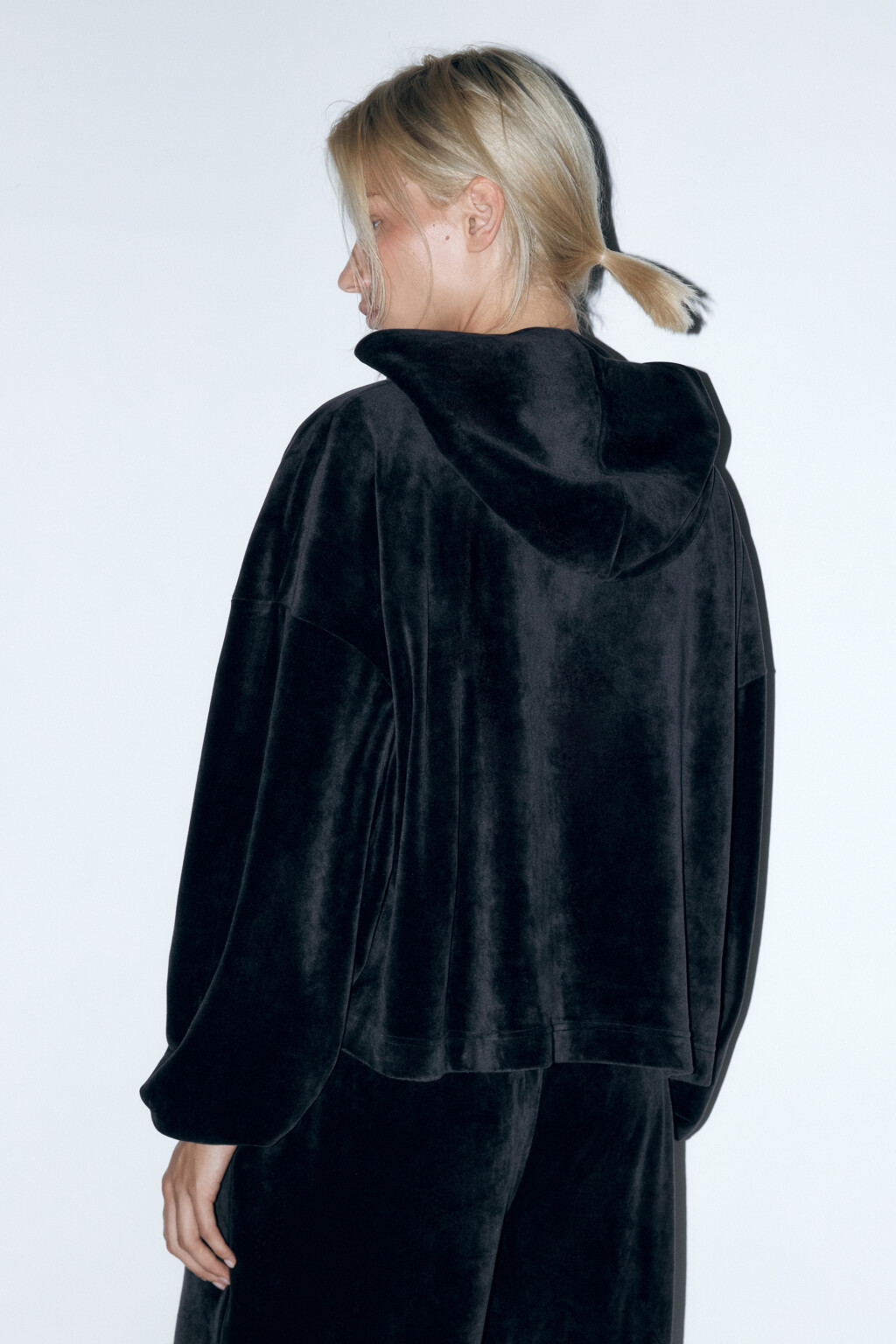 Толстовка домашняя с бархатной фактурой - цвет черный - 4