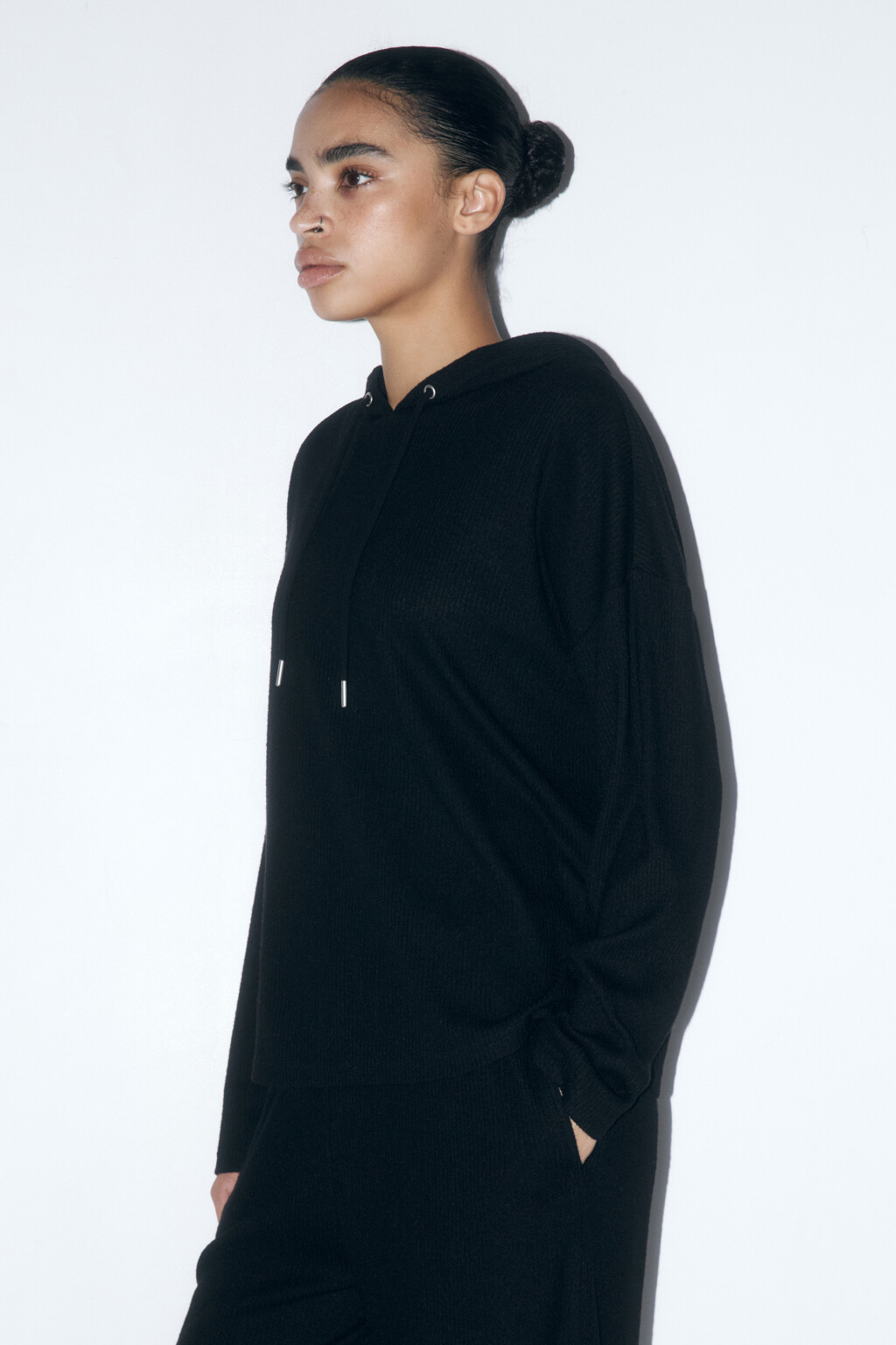 Толстовка домашняя в рубчик с капюшоном - цвет черный - 4