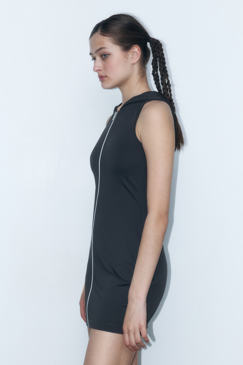 Платье мини облегающее на молнии с капюшоном - цвет серый - 3