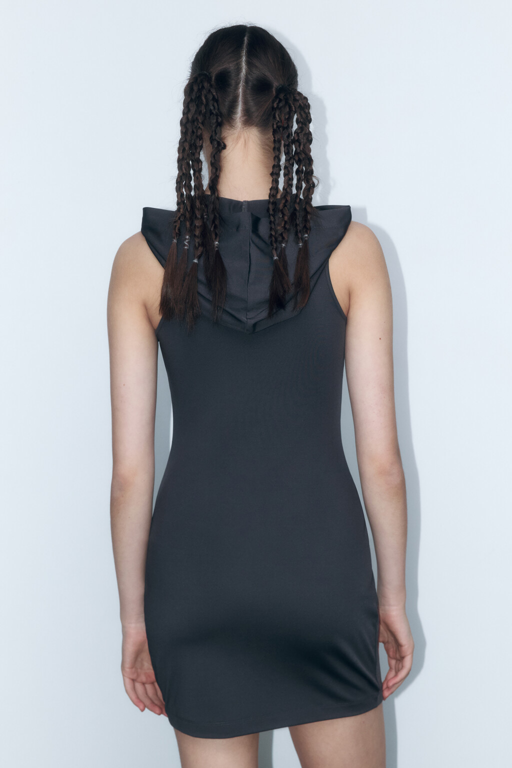 Платье мини облегающее на молнии с капюшоном - цвет серый - 4