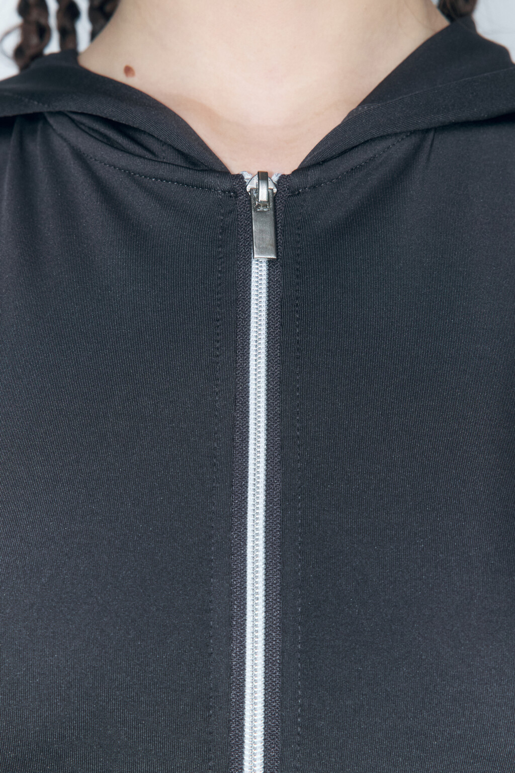 Платье мини облегающее на молнии с капюшоном - цвет серый - 6