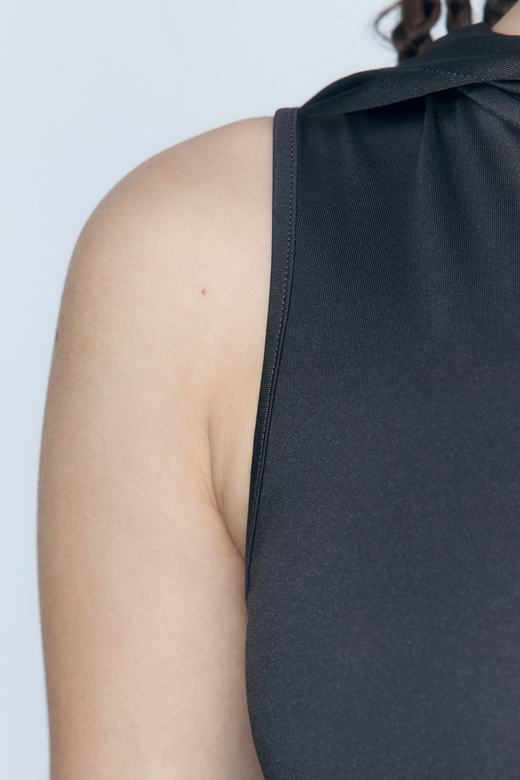 Платье мини облегающее на молнии с капюшоном - цвет серый - 7