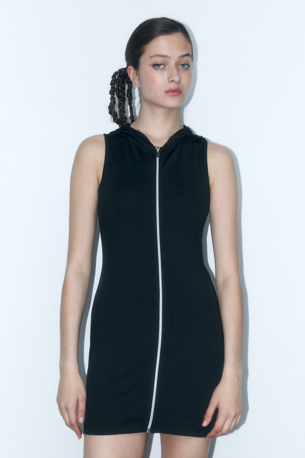Платье мини облегающее на молнии с капюшоном - цвет черный - 2