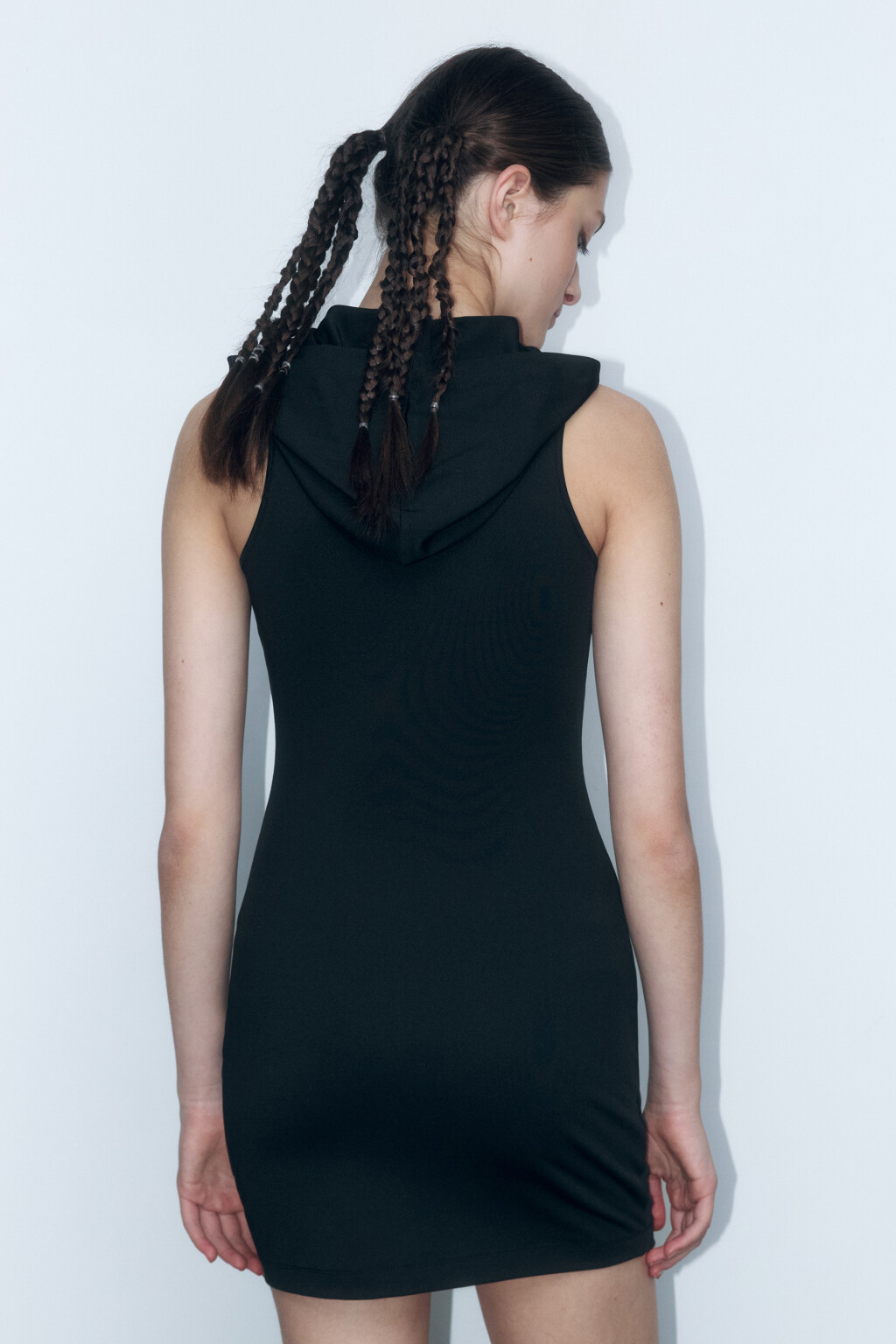 Платье мини облегающее на молнии с капюшоном - цвет черный - 4