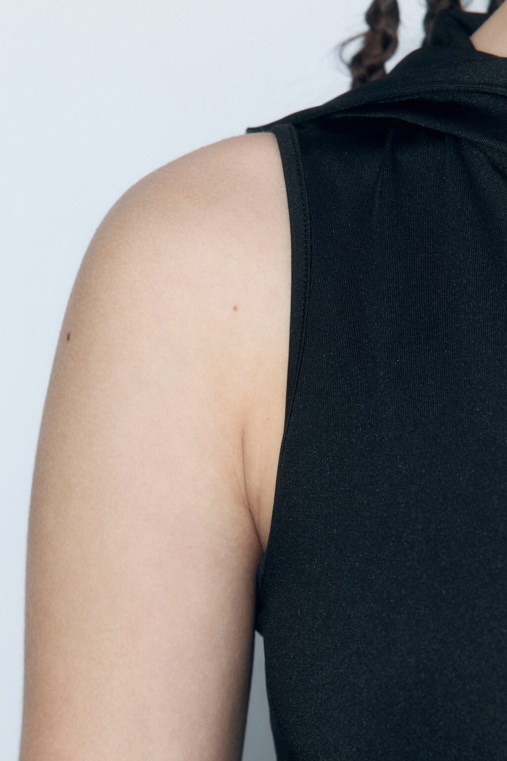 Платье мини облегающее на молнии с капюшоном - цвет черный - 7