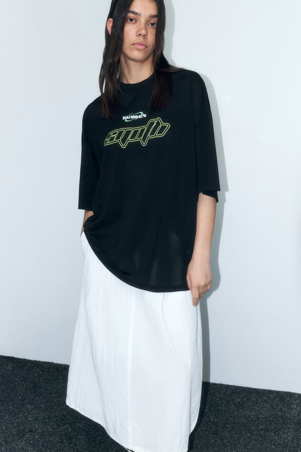 Футболка oversize спортивная из сетки с принтом - цвет черный - 1