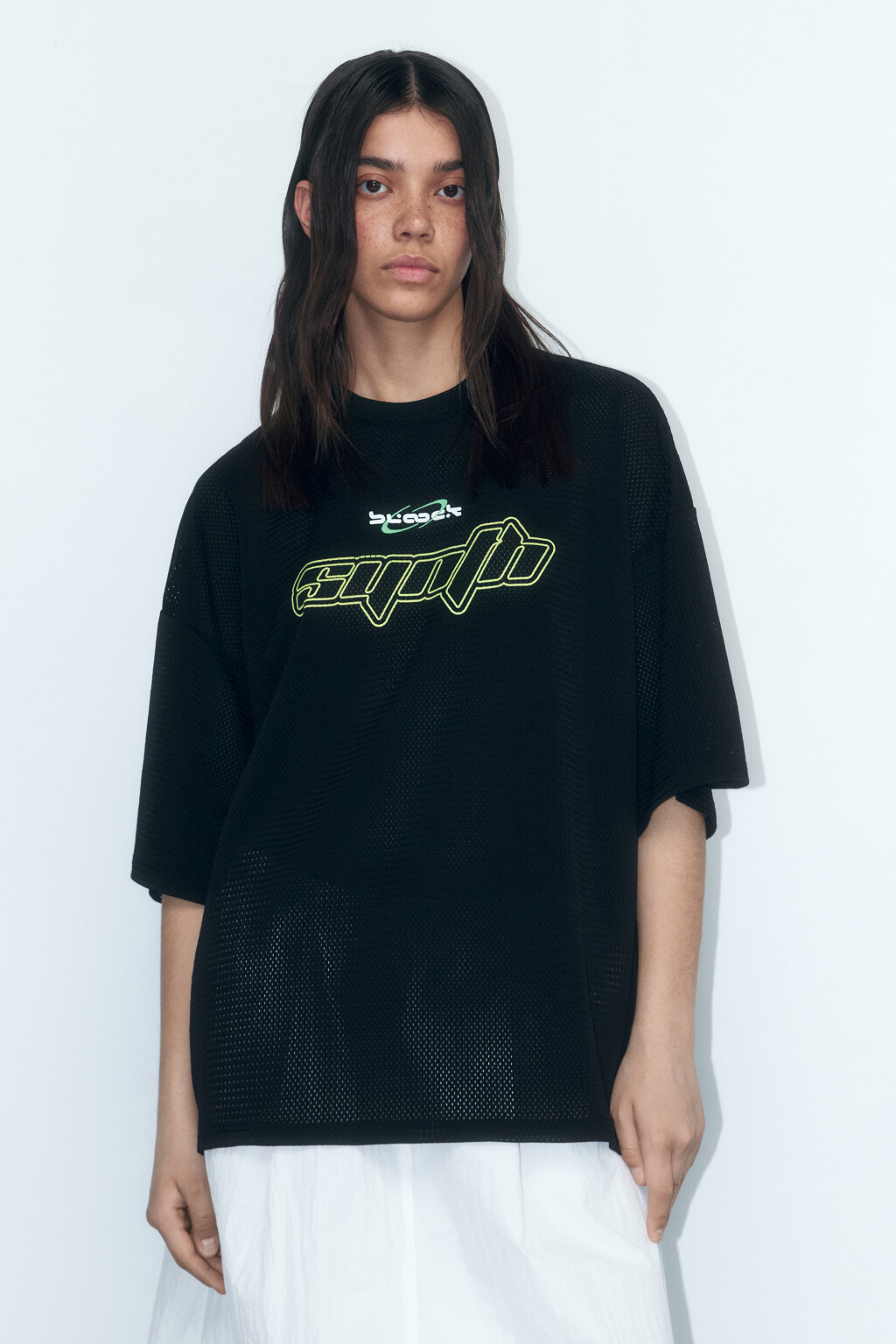 Футболка oversize спортивная из сетки с принтом - цвет черный - 3