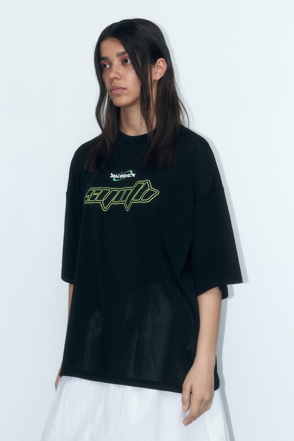 Футболка oversize спортивная из сетки с принтом - цвет черный - 4