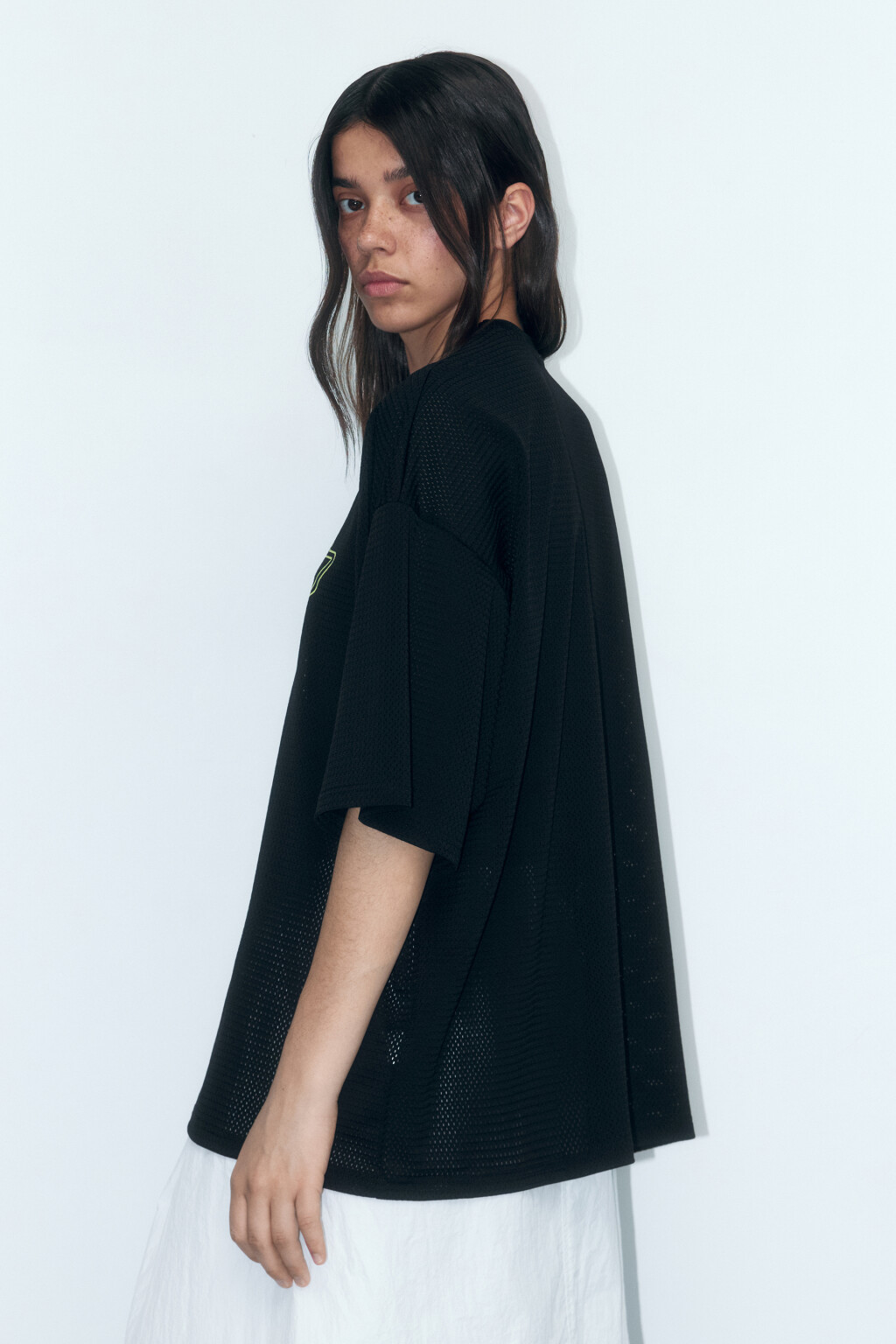 Футболка oversize спортивная из сетки с принтом - цвет черный - 5