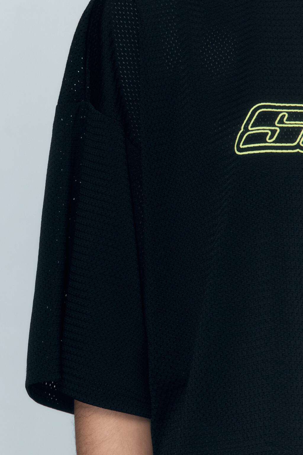 Футболка oversize спортивная из сетки с принтом - цвет черный - 8