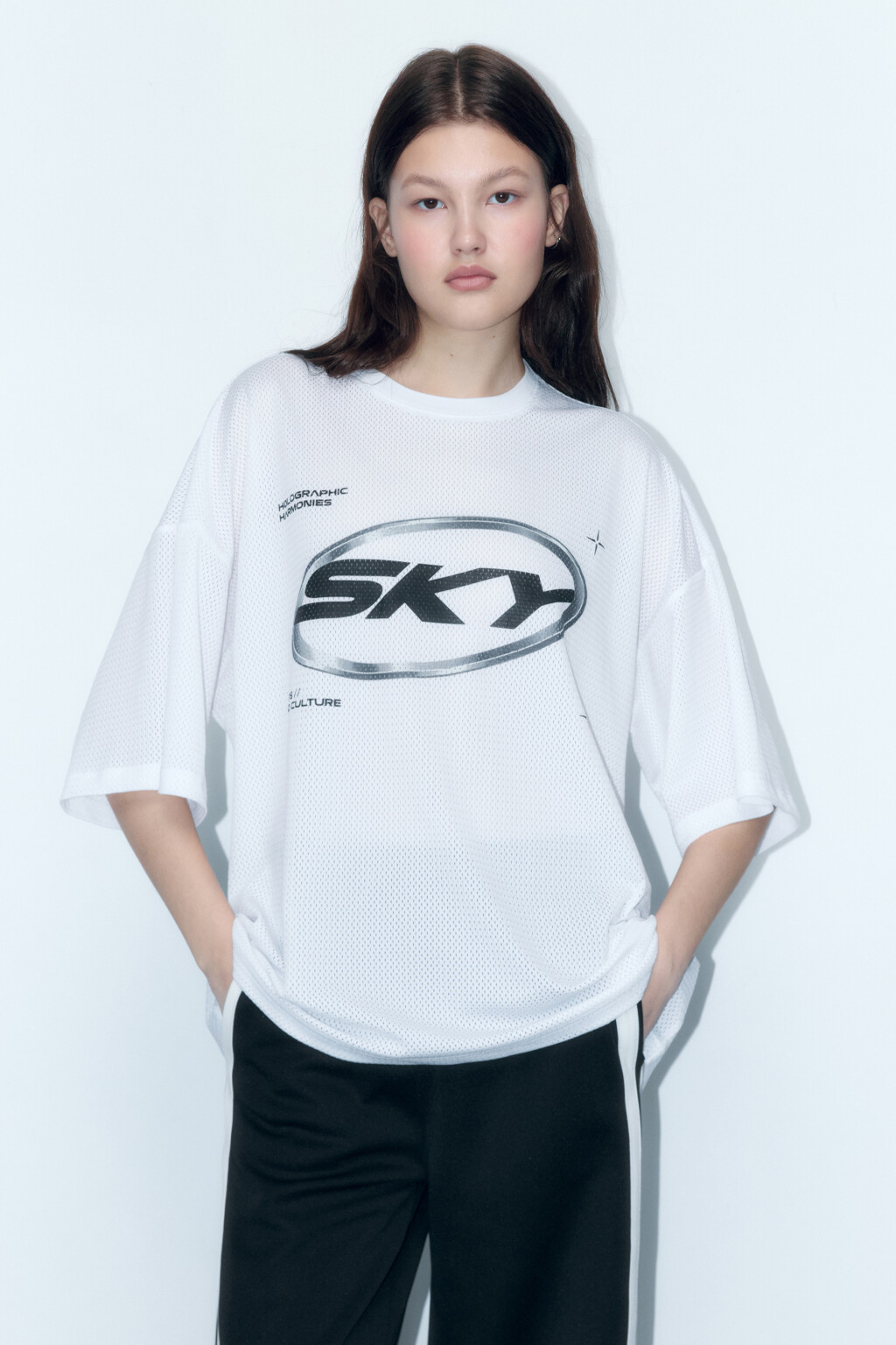 Футболка oversize спортивная из сетки с принтом - цвет белый - 2