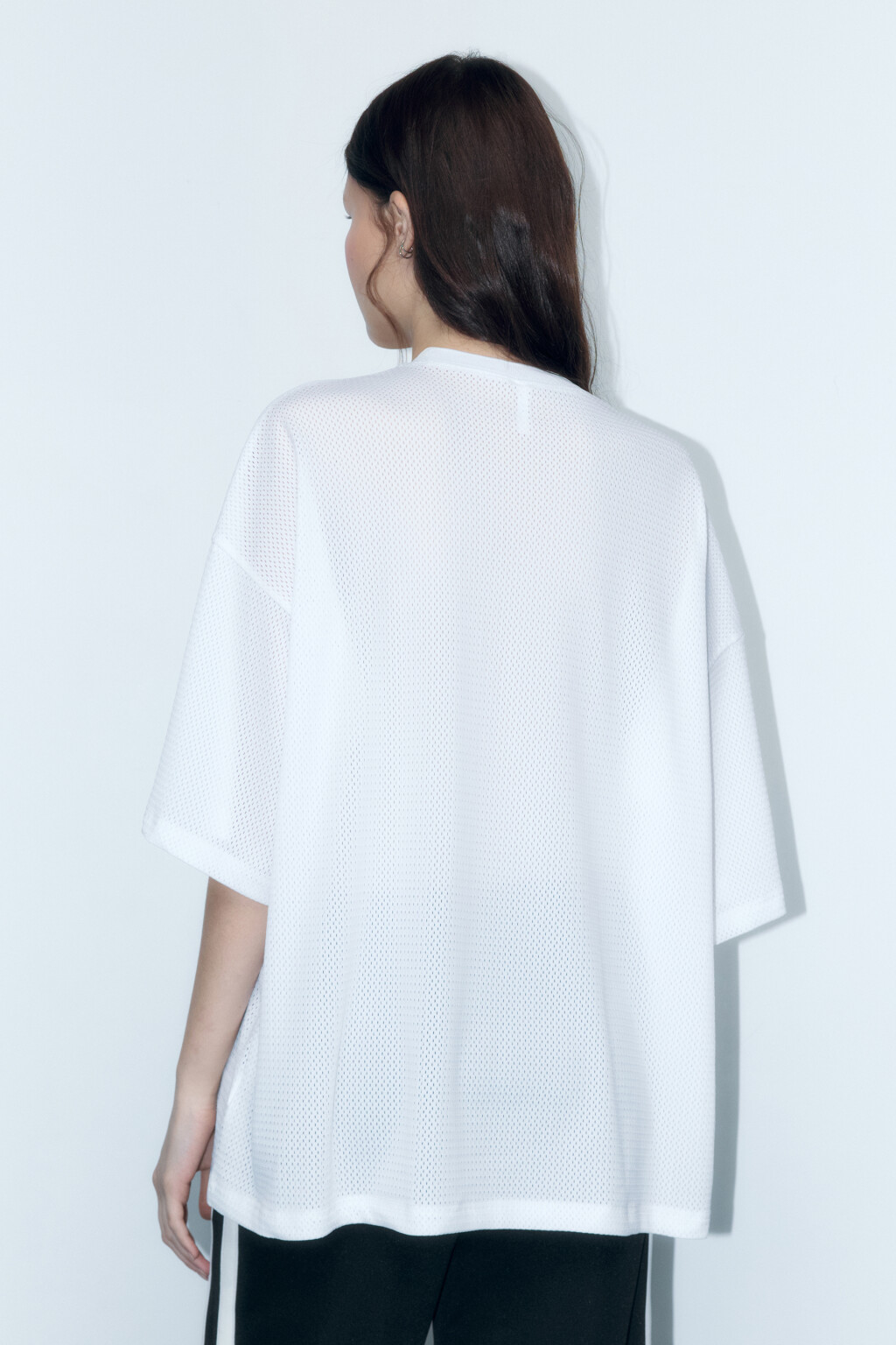 Футболка oversize спортивная из сетки с принтом - цвет белый - 4