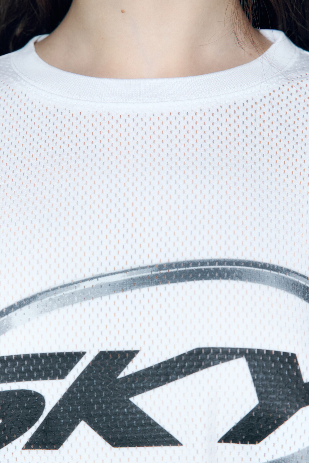 Футболка oversize спортивная из сетки с принтом - цвет белый - 6