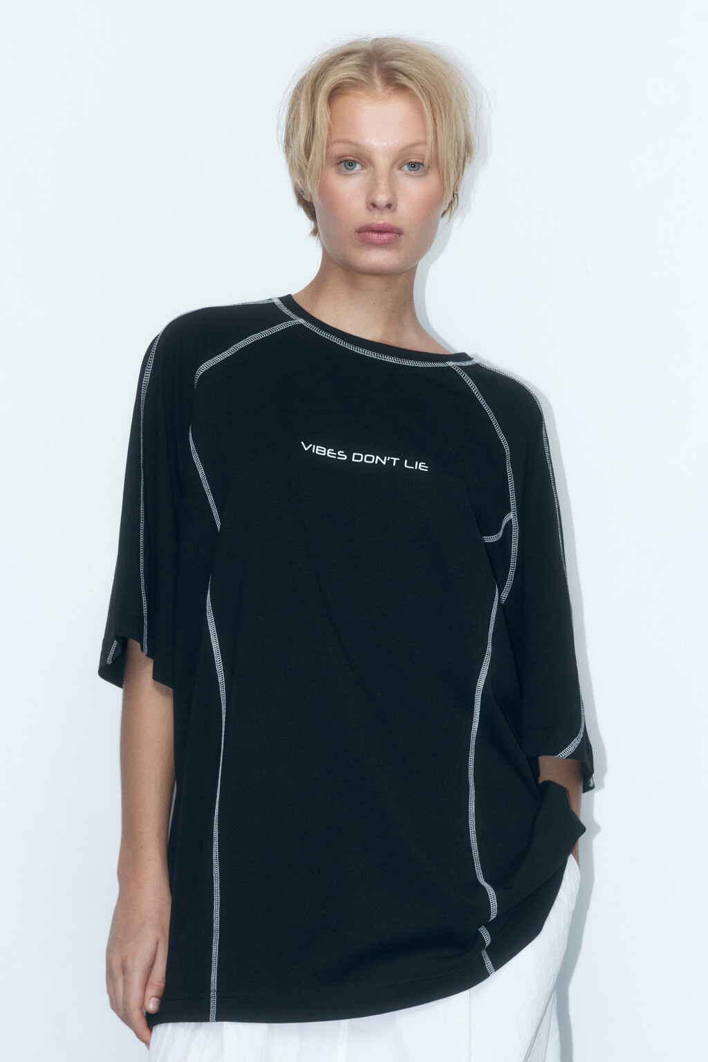 Футболка oversize с контрастными швами и надписью - цвет черный - 2