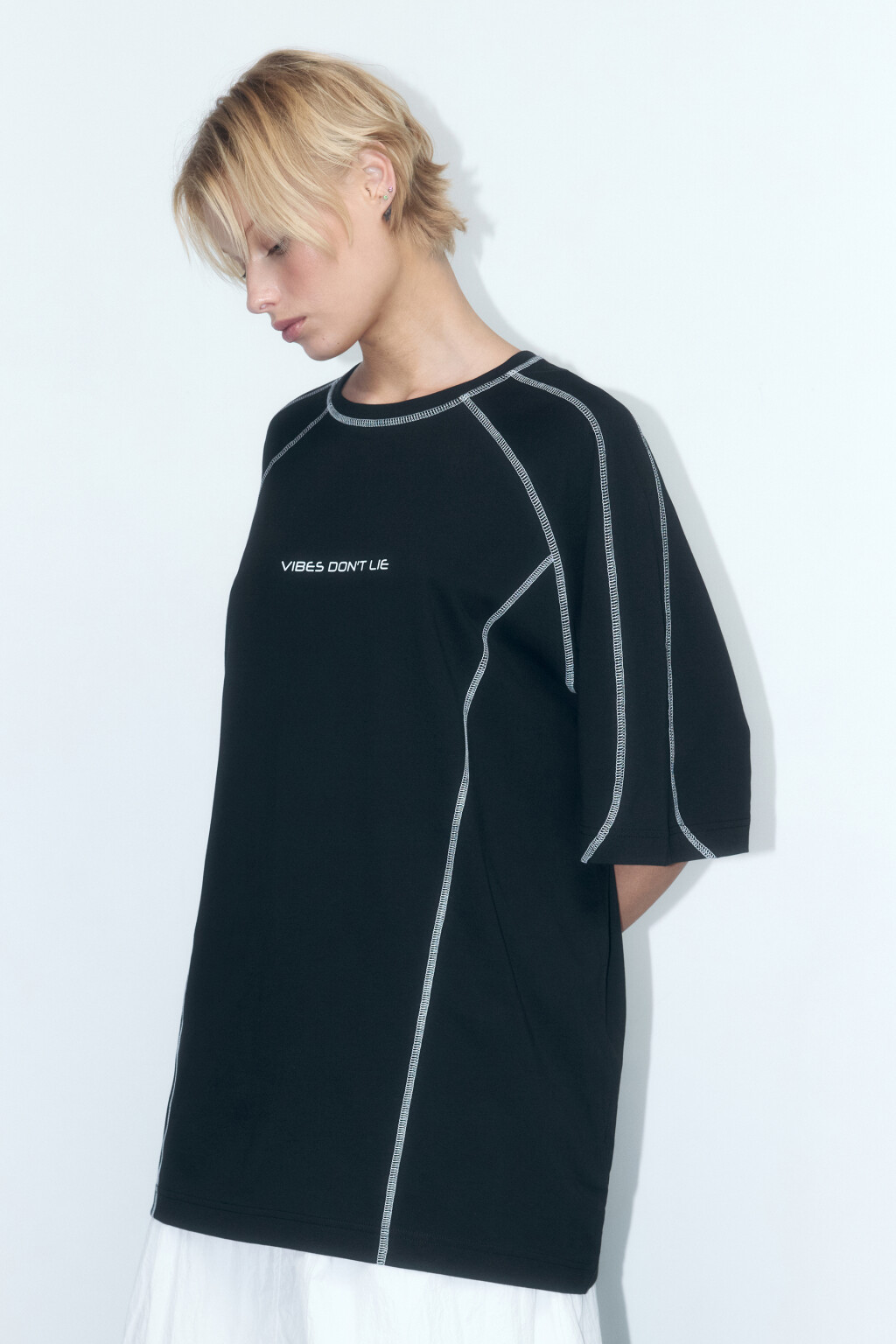 Футболка oversize с контрастными швами и надписью - цвет черный - 3