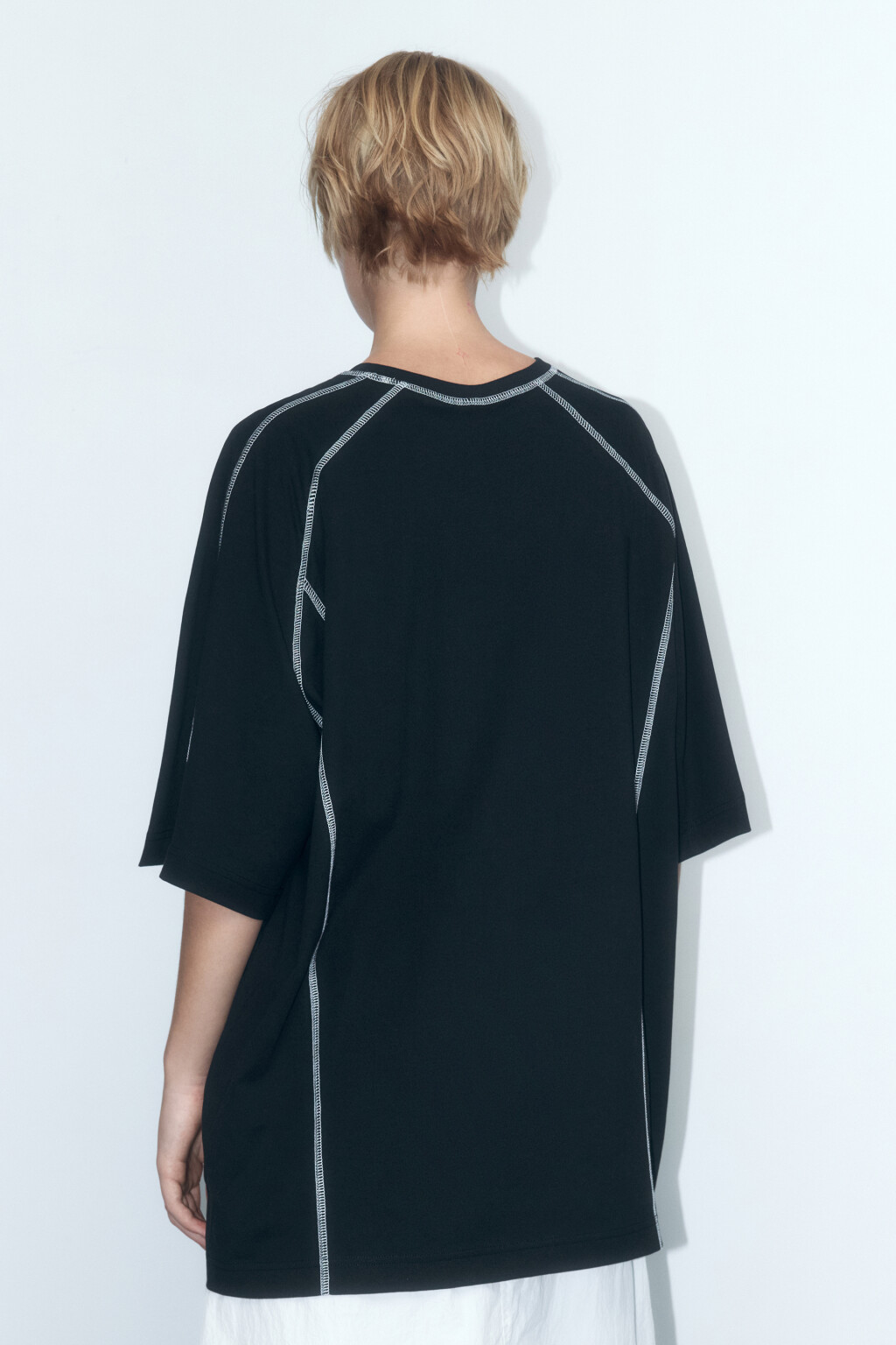 Футболка oversize с контрастными швами и надписью - цвет черный - 4