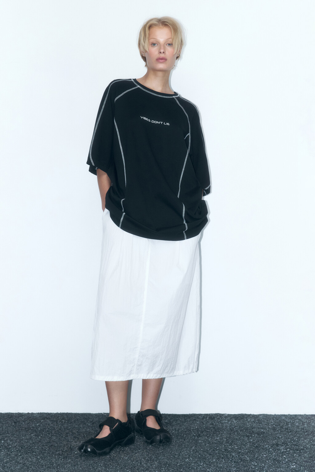 Футболка oversize с контрастными швами и надписью - цвет черный - 5