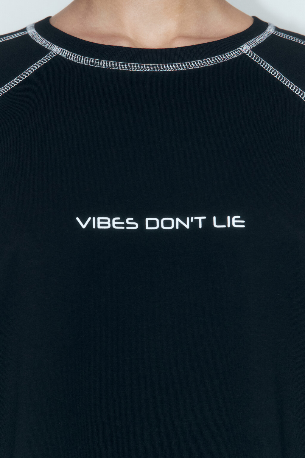 Футболка oversize с контрастными швами и надписью - цвет черный - 6