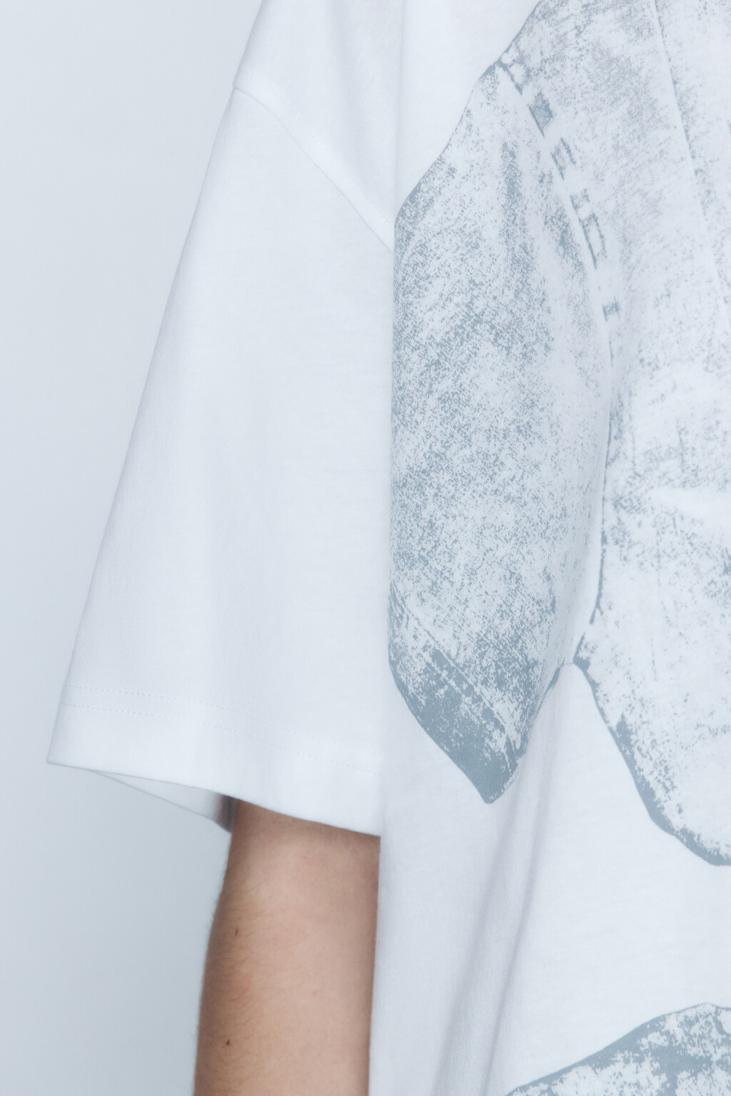 Футболка хлопковая с принтом-абстракцией - цвет белый - 7