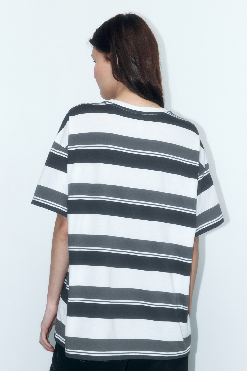 Футболка oversize в полоску с вышивкой на груди - цвет белый - 4