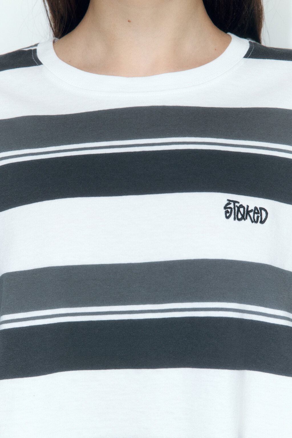 Футболка oversize в полоску с вышивкой на груди - цвет белый - 6