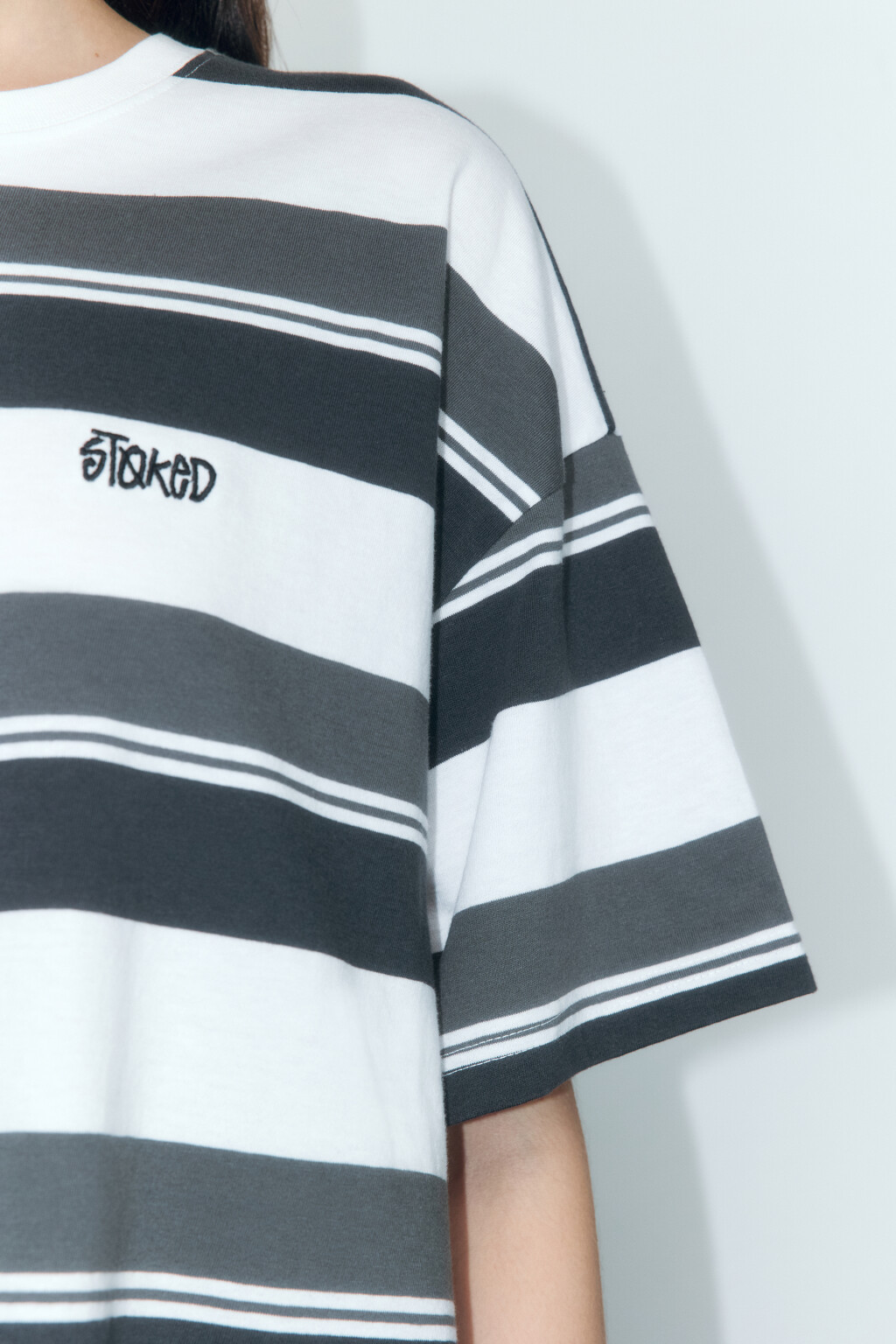 Футболка oversize в полоску с вышивкой на груди - цвет белый - 7