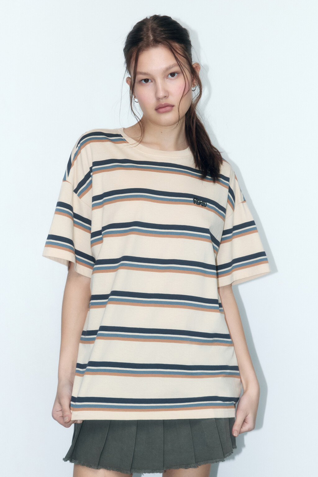 Футболка oversize в полоску с вышивкой на груди - цвет бежевый - 2