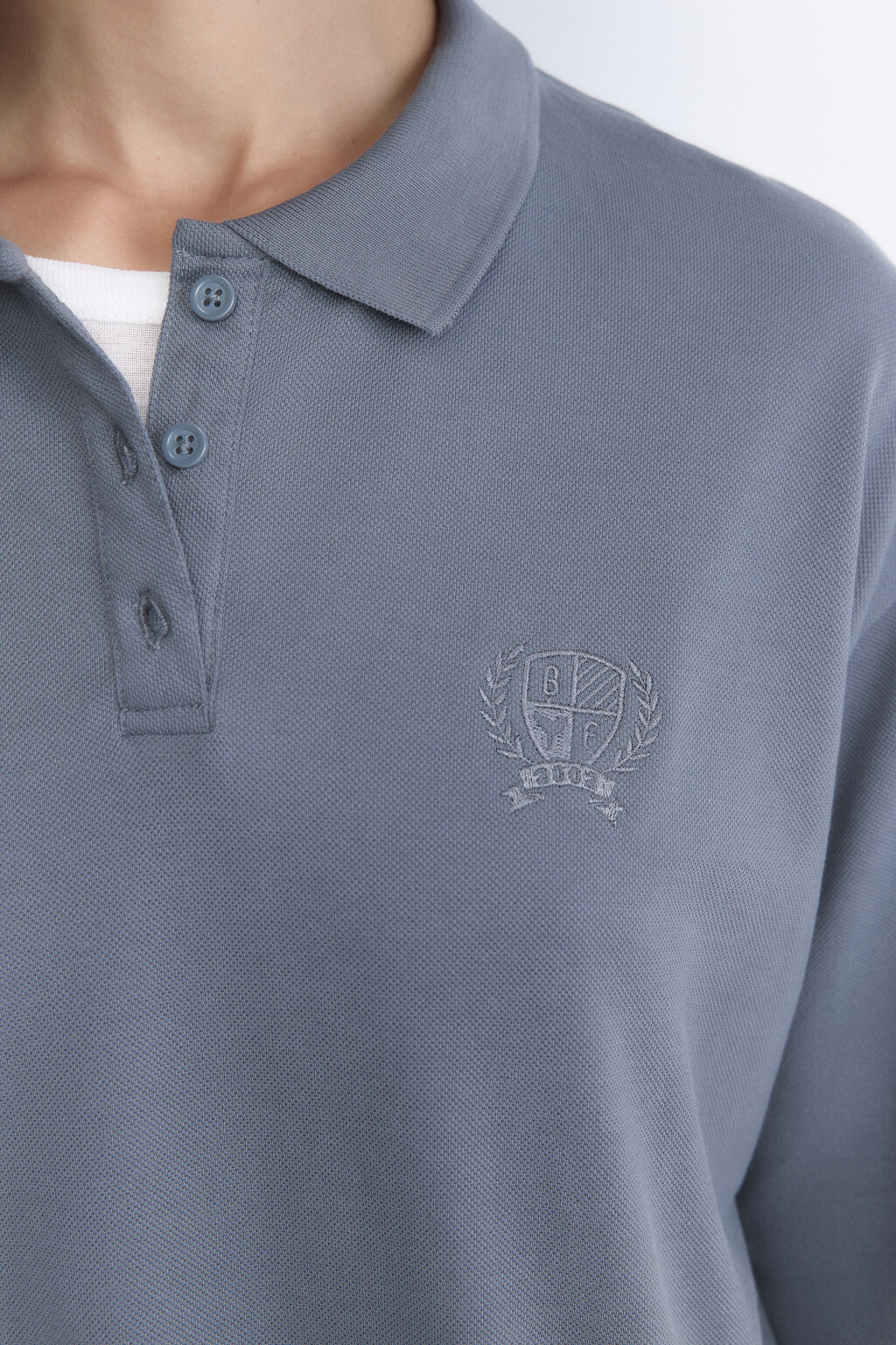 Футболка-поло oversize с вышивкой - цвет серый - 6