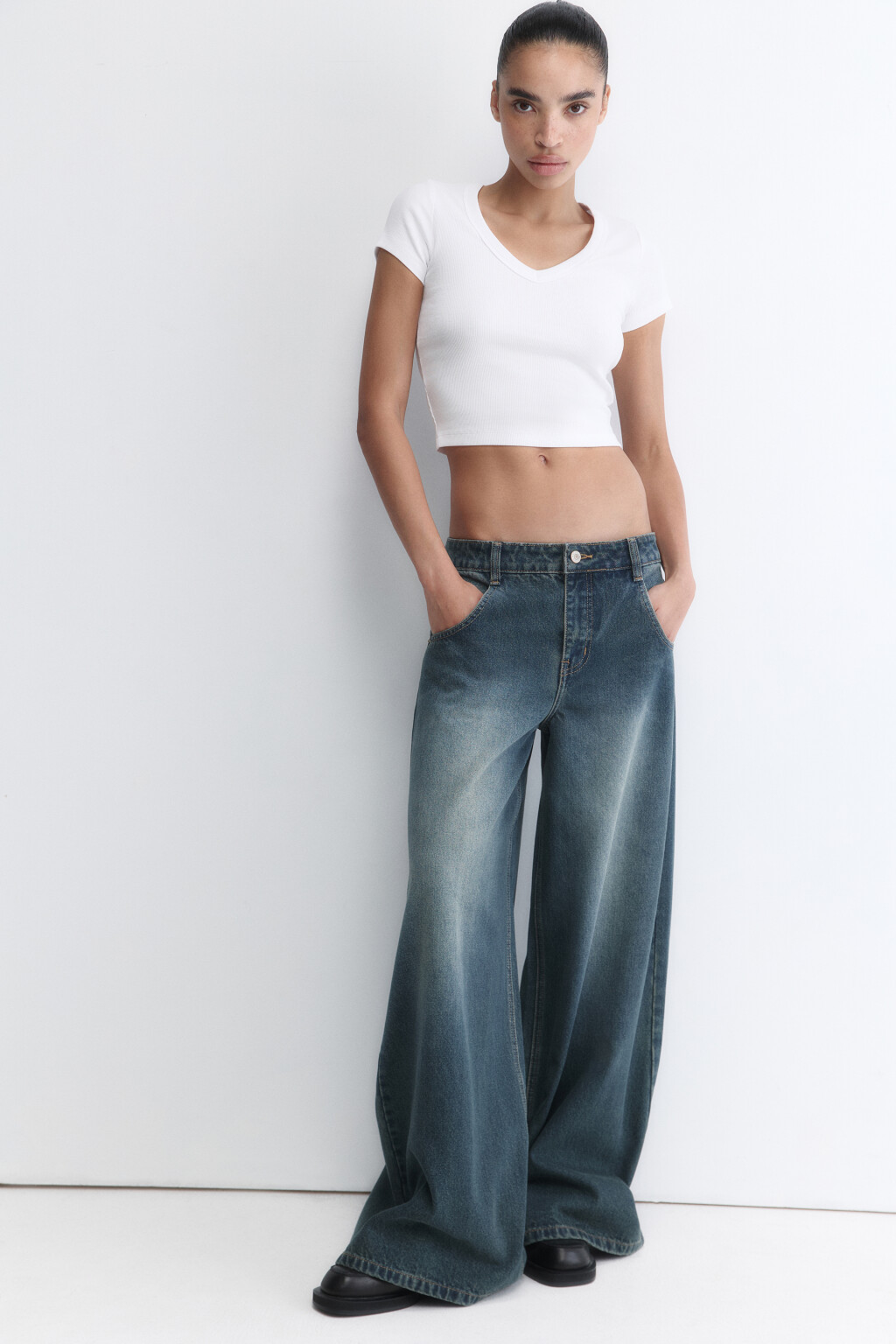 Футболка-топ в рубчик с V-образным вырезом - цвет белый - 1