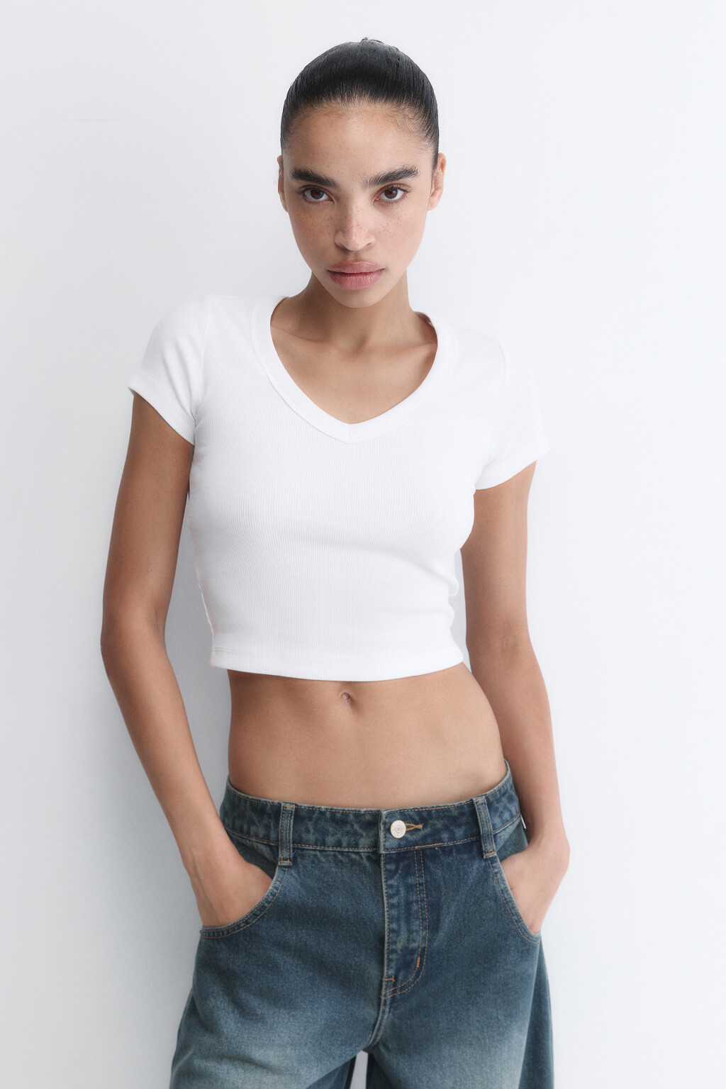 Футболка-топ в рубчик с V-образным вырезом - цвет белый - 2