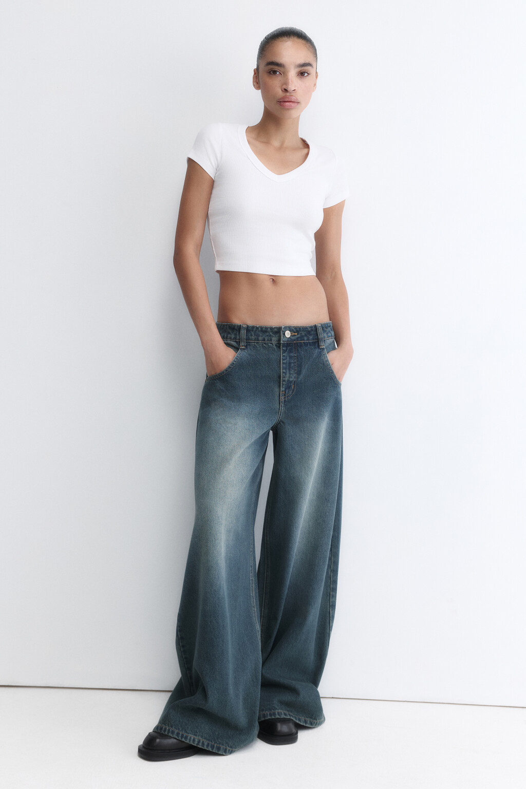 Футболка-топ в рубчик с V-образным вырезом - цвет белый - 5